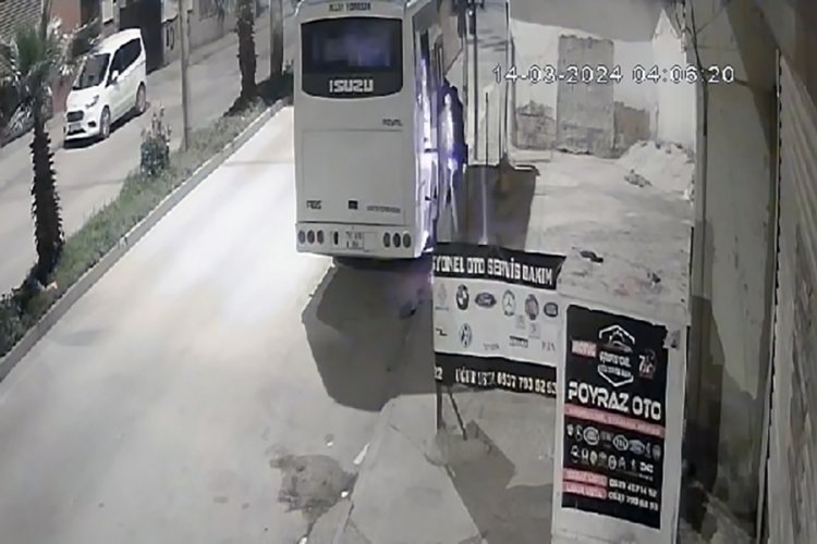 Adana'da bir şahıs midib&uuml;s&uuml; benzin d&ouml;k&uuml;p, yaktı!