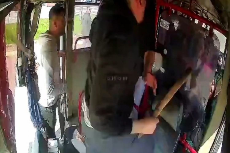 Adana'da halk otob&uuml;s&uuml;nde 'fazla yolcu' kavgası