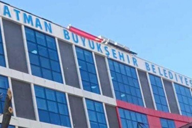 Batman'da yeni binanın tabelasına 'b&uuml;y&uuml;kşehir' yazıldı, beklenti y&uuml;kseldi