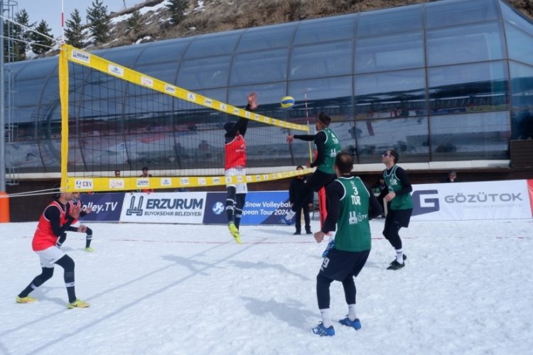 Erzurum'da kar voleybolu heyecanı