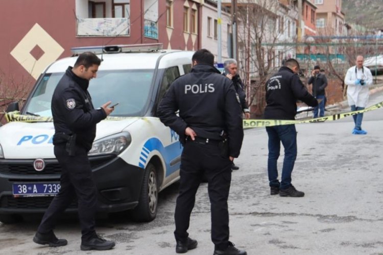 Kayseri'de bı&ccedil;aklı kavga: 1'i ağır 2 yaralı