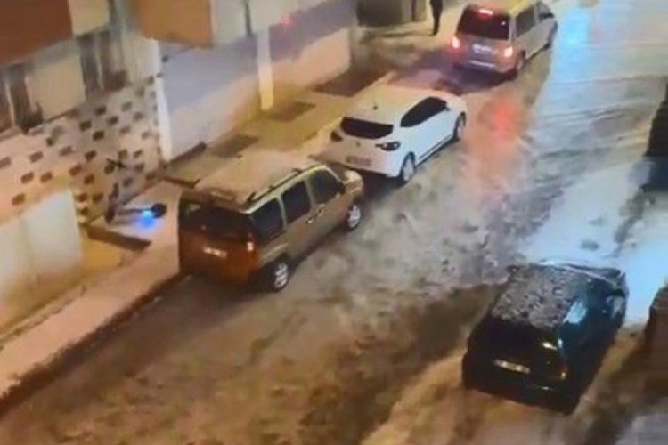 Antalya'yı s&uuml;per h&uuml;cre vurdu, sokaklar beyaza b&uuml;r&uuml;nd&uuml;