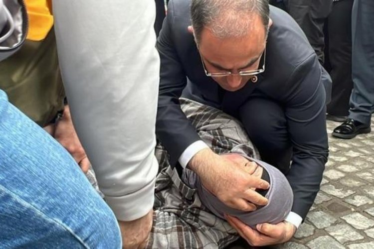 Bakan Yumaklı'yla g&ouml;r&uuml;ş&uuml;yordu! Ne olduysa o an oldu: Bir anda yere yığıldı