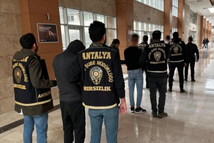 Bakır kabloları keserek &ccedil;alan ş&uuml;pheliler yakalandı