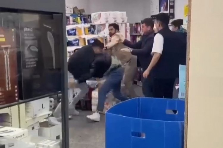 İstanbul'da zincir markette skandal anlar! Dakikalarca s&uuml;rd&uuml;