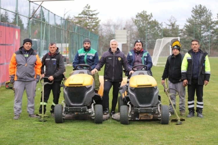 Odunpazarı Belediyesi tarafından Eskişehirspor tesislerindeki sahanın &ccedil;imleri bi&ccedil;ildi