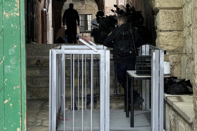 İsrail, Mescid-i Aksa'nın kapılarına demir bariyerler kurdu