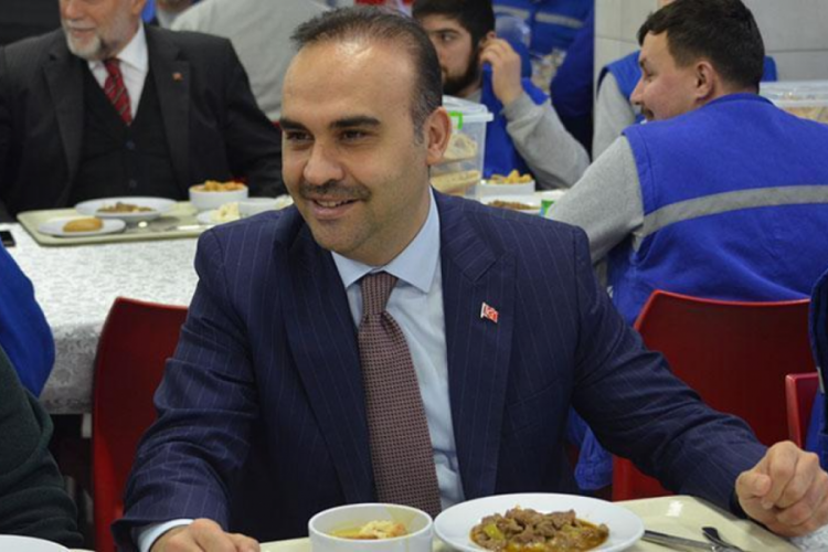 Bakan Kacır iş&ccedil;ilerle iftar yaptı