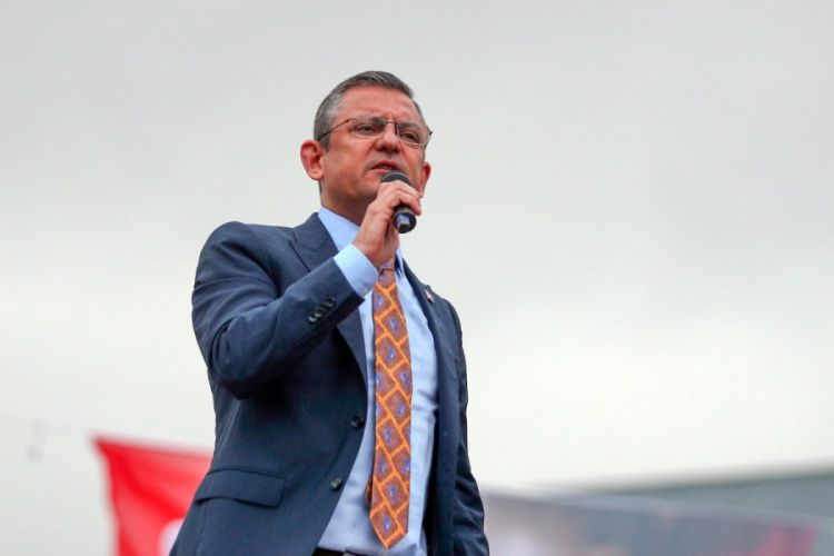 &Ouml;zg&uuml;r &Ouml;zel: Kazanamazsak bir g&uuml;n durmam