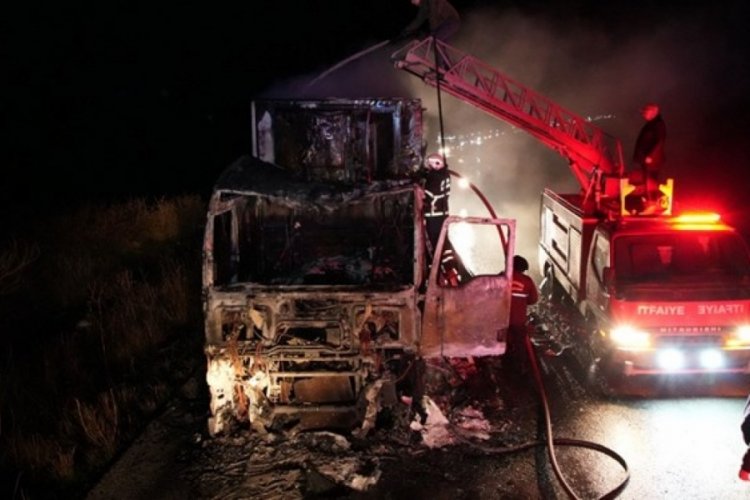 Edirne'de domates y&uuml;kl&uuml; TIR yanarak hurdaya d&ouml;nd&uuml;
