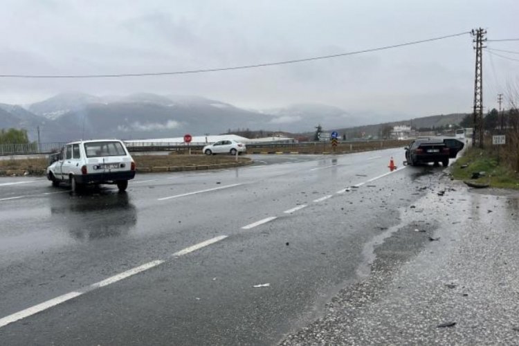 D100'de iki otomobil &ccedil;arpıştı: 5 yaralı