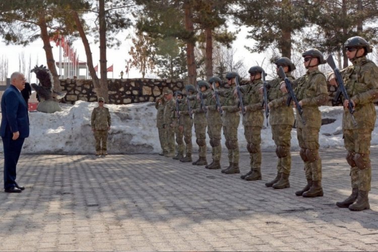 Bakan G&uuml;ler Irak sınırında!