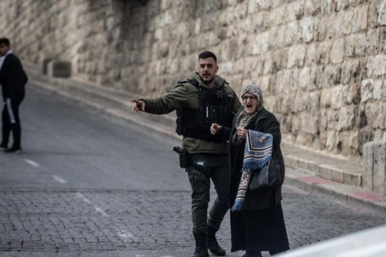 İsrail, ramazan ayının ilk cumasında Filistinlilerin Mescid-i Aksa'ya erişimine kısıtlamalar getirdi