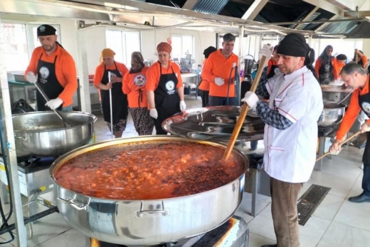 Gaziantep'te iftarı yemeklerini depremzede kadınlar hazırlıyor