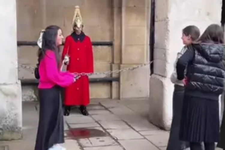 N&ouml;bet tutan askerleri taciz ettiler!