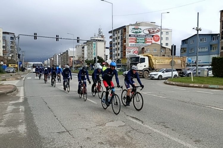 Çanakkale için yola çıkan bisiklet grubu Bursa'dan geçti