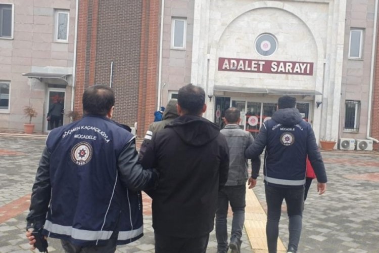 Isparta'da g&ouml;&ccedil;men ka&ccedil;ak&ccedil;ılığı operasyonu