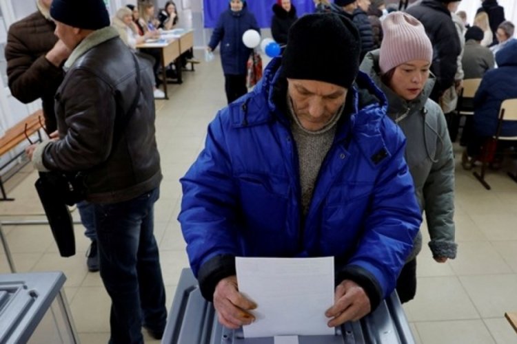 Rusya'da se&ccedil;im g&uuml;n&uuml;: Oy merkezine molotof kokteyli atıldı, sandıklara boya d&ouml;k&uuml;ld&uuml;