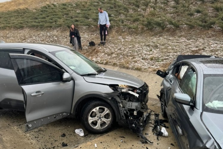 Aksaray'da kaza yapan otomobilde inen anne ve oğluna başka ara&ccedil; &ccedil;arptı