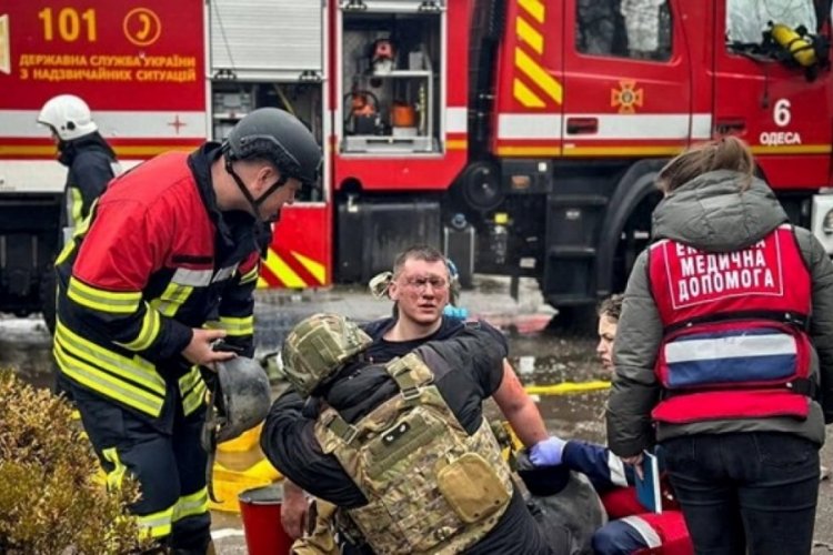 Rusya Odesa'yı f&uuml;zeyle vurdu: 14 kişi hayatını kaybetti