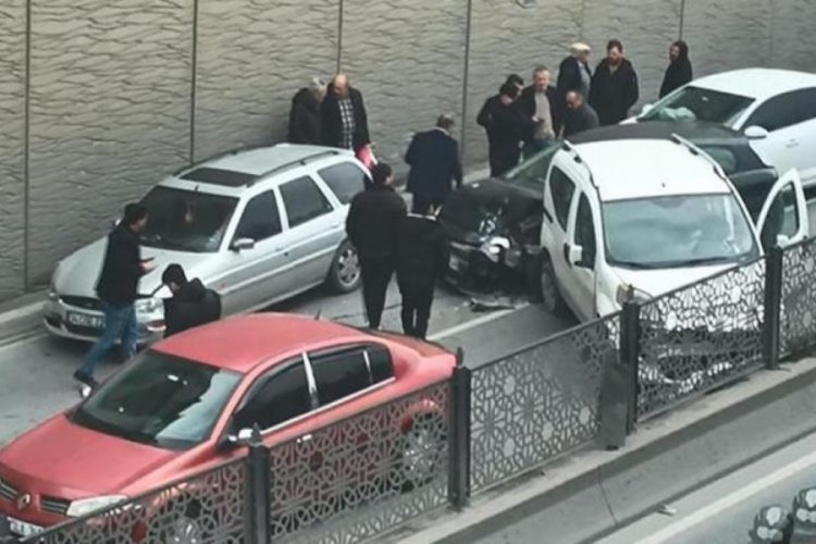İstanbul'da zincirleme kaza! Ani fren yaptı, 5 araç birbirine girdi