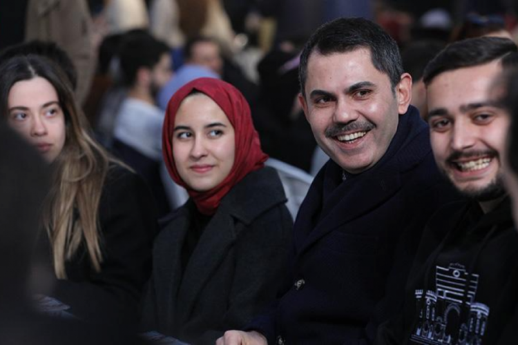 Murat Kurum &ouml;ğrencilerle iftar yaptı