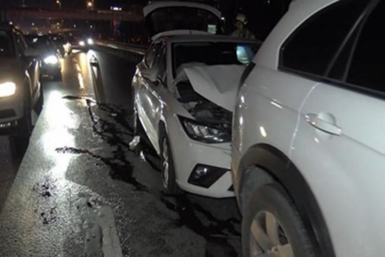 İstanbul'da zincirleme kaza! 4 araç birbirine girdi
