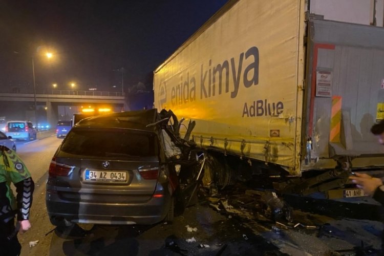 TEM Otoyolu'nda otomobil tıra &ccedil;arptı
