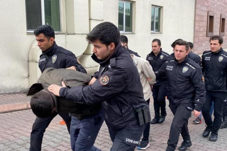 "Yılanlar Grubu" &ccedil;etesi operasyonu: 13 tutuklama