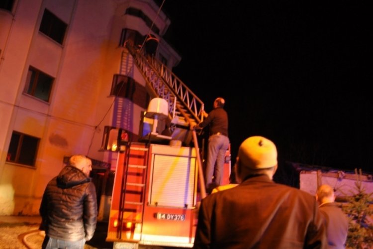 Bolu'da 4 katlı apartmanda yangın çıktı