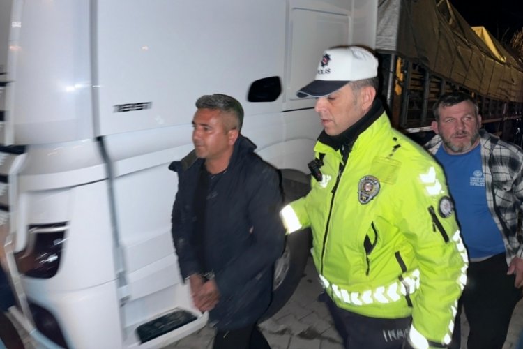 &Ccedil;anakkale'de polisin dur ihtarına uymayan tır s&uuml;r&uuml;c&uuml;s&uuml; 0.48 promil alkoll&uuml; &ccedil;ıktı