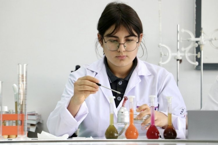 Bursa'da meslek lisesi &ouml;ğrencileri turşu suyundan sıvı g&uuml;bre &uuml;retti