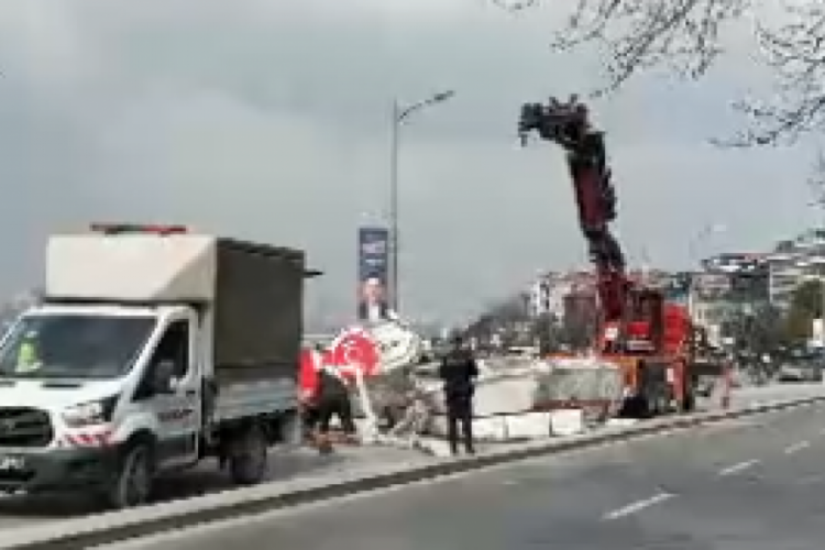 İstanbul'da vincin &ccedil;arpmasıyla demir platform yola devrildi