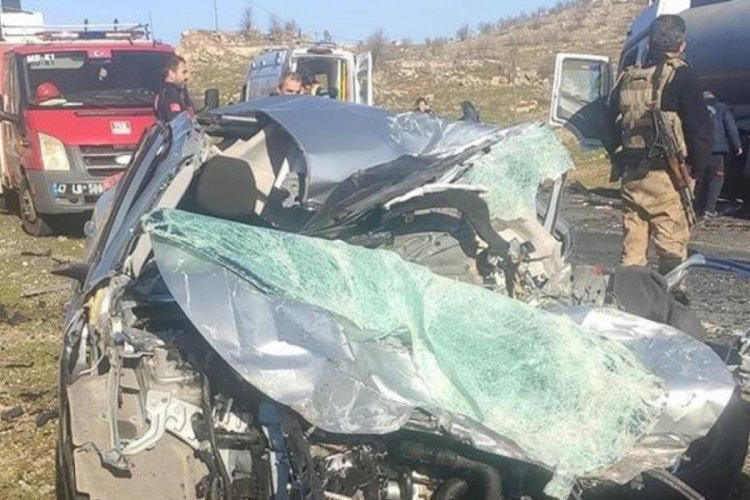 Mardin'de tır ile otomobil &ccedil;arpıştı