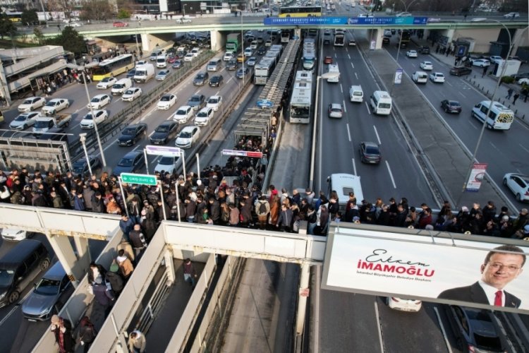 İstanbul'da metrob&uuml;s kuyruğu