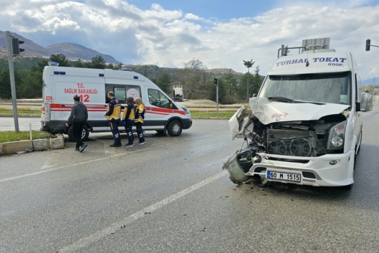 Tokat'ta ambulans ile minibüs çarpıştı: 2 yaralı