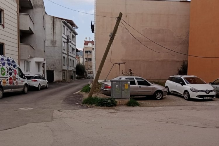 Bursa'nın o mahallesinde telefon direği tehlike sa&ccedil;ıyor!