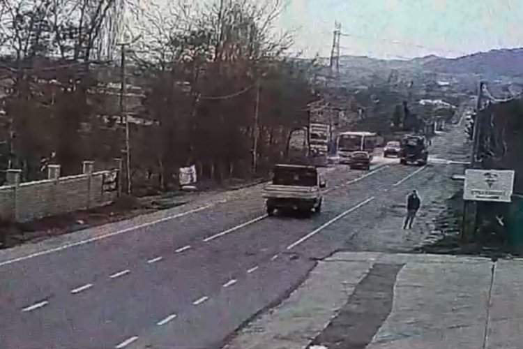 İstanbul'da otomobilin İETT otob&uuml;s&uuml;ne &ccedil;arptığı an kamerada