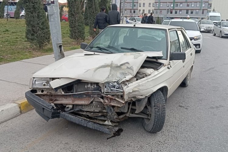 &Ccedil;orum'da iki otomobil &ccedil;arpıştı: 1 yaralı