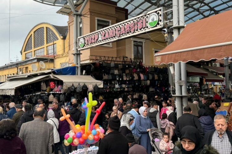Bursa'da &ccedil;arşıda hafta sonu yoğunluğu: İğne atsan yere d&uuml;şmez!