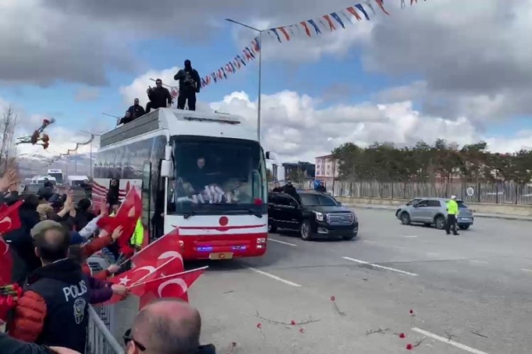 Erzurum'da Cumhurbaşkanı Erdoğan geçerken yola karanfiller attılar