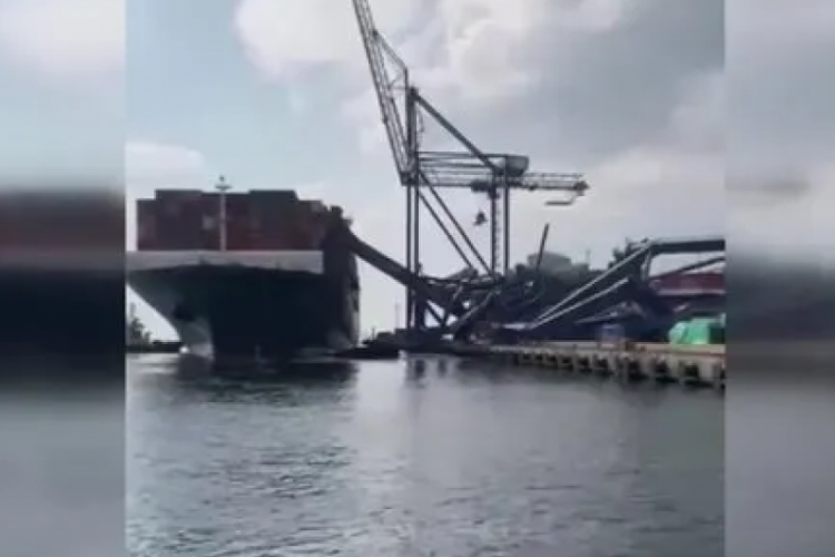 Kocaeli'de limana yanaşan gemi kıyıya &ccedil;arptı vin&ccedil;ler devrildi!