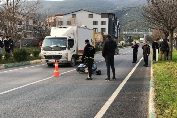 Bursa'da motosiklet sürücüsü refüjdeki ağaçlara çarparak yaralandı