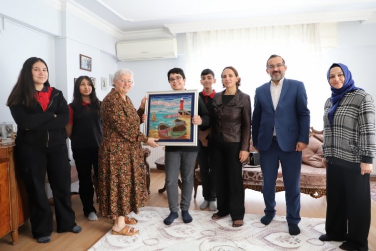 Bursa'da &ouml;ğrencilerden hayırsever Nurten G&uuml;ltekin'e vefa ziyareti