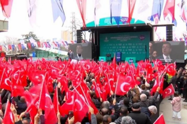 İmamoğlu'nu Kur'an-ı Kerim'le protesto eden kişi hakkında valilikten a&ccedil;ıklama!