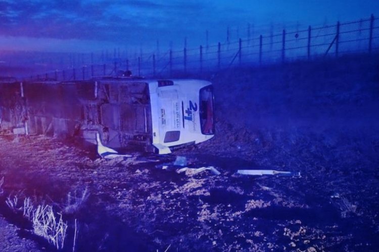 Kırşehir'de yolcu otob&uuml;s&uuml; yan yattı: 15 yaralı