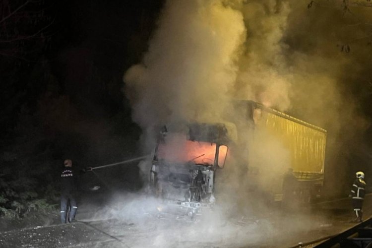 Kimyasal madde y&uuml;kl&uuml; tırda yangın!