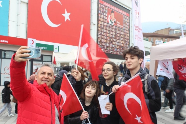 Zafer Partisi adayları Bursa'da seçim standında vatandaşlarla buluştu