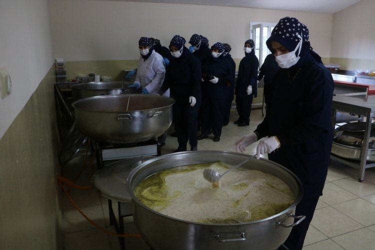 Depremzede kadınların elinde pişen yemekler, g&uuml;nde 500 kişinin iftar yemeği oluyor