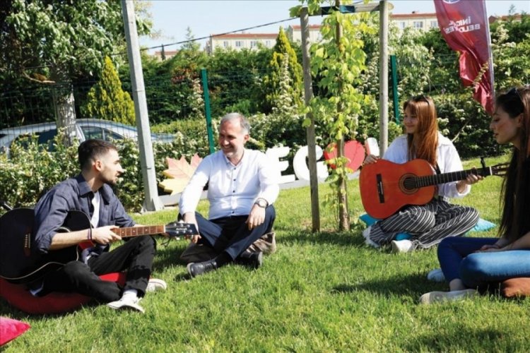 Bursa İneg&ouml;l'de gen&ccedil;ler el &uuml;st&uuml;nde